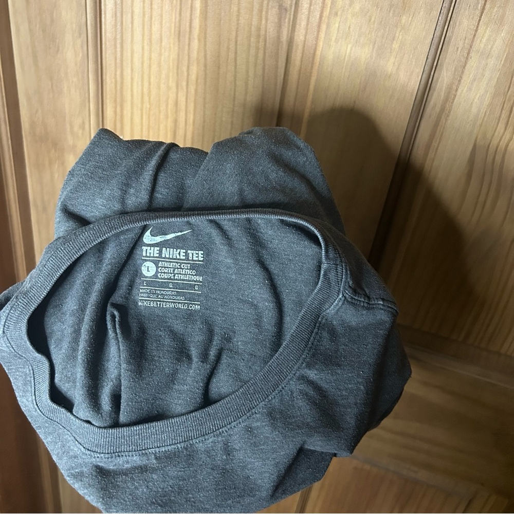 Nike Gray and Red Short Sleeve Tee - Picture 4 of 4